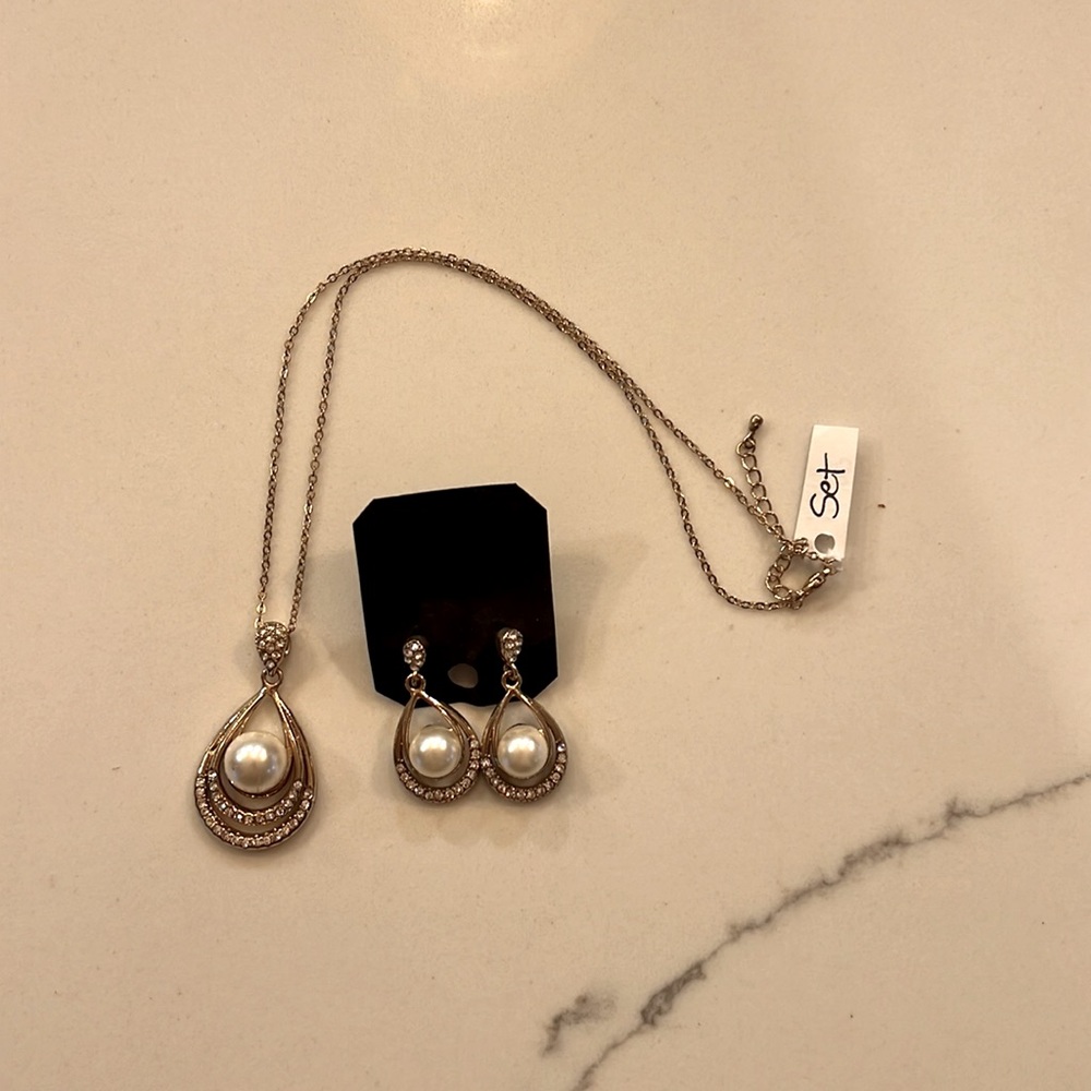 Necklace and earrings set🛍️Vintage vibe